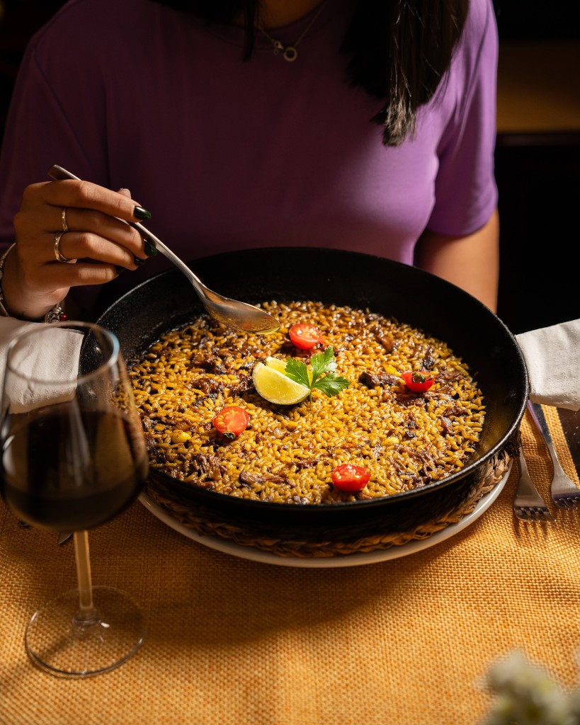 Arroz meloso servido en sartén de hierro en Sensacioones