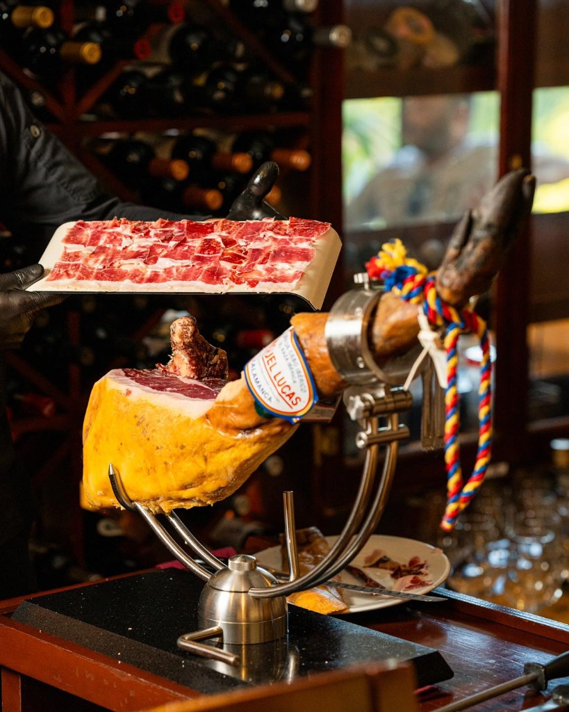 Jamón ibérico cortado a cuchillo en Sensacioones